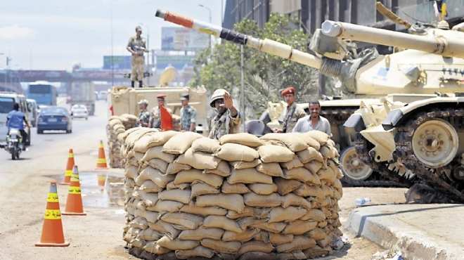 عاجل| الجيش يحبط تهريب 10 بنادق آلي و800 طلقة على الحدود المصرية الليبية