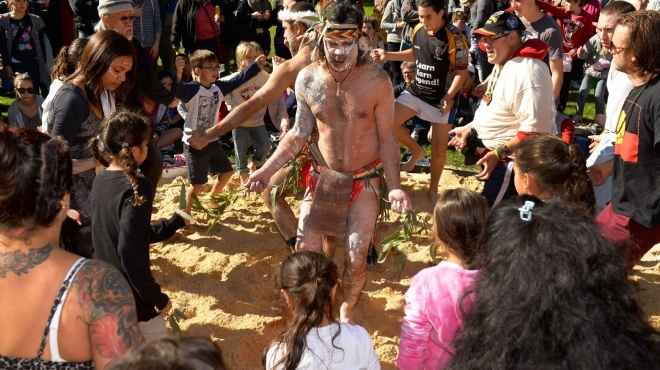  بالصور| السكان الأصليون يحتفلون برقص بدائي بالهايد بارك بسيدني 