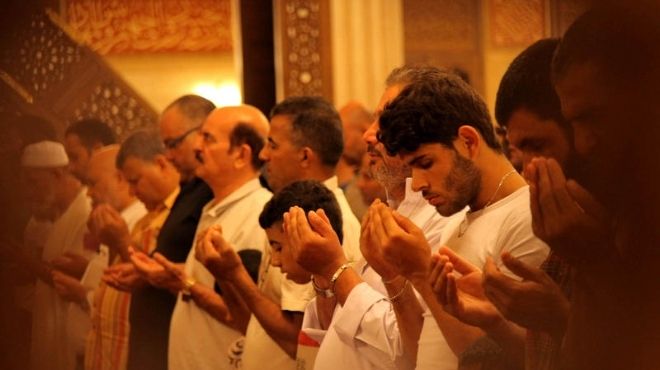 بالصور| مساجد لبنان تعج بالمصلين لأداء تراويح أولى ليالي رمضان