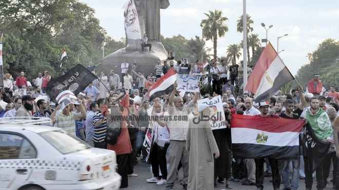 مسيرة أمام قسم الدقي تطالب بفض اعتصام مؤيدي مرسي في ميدان النهضة