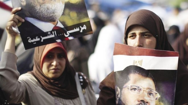 الإخوان يوزعون منشورات أمام مساجد الغردقة لدعم الشرعية
