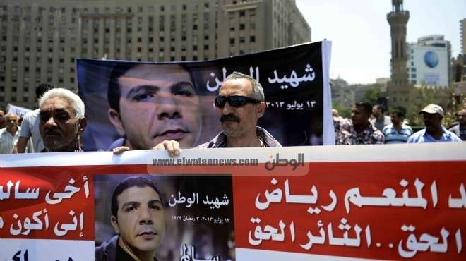 مواطنون يرفعون علم مصر وصور السيسي احتفالا بـ25 يناير في 