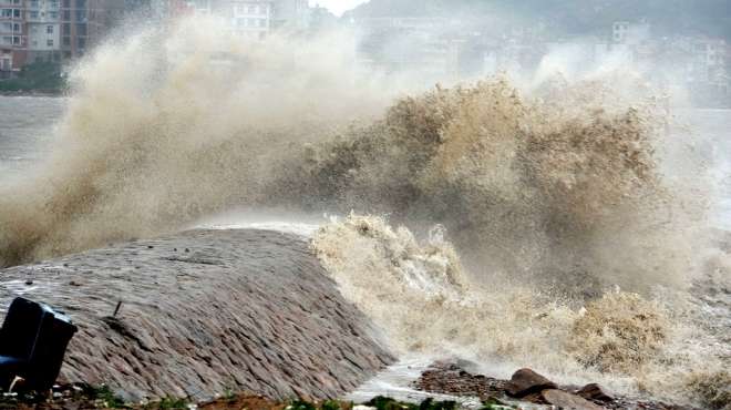 إعصار قوي يضرب ساحل الهند وفرار نصف مليون شخص إلى مراكز الإيواء