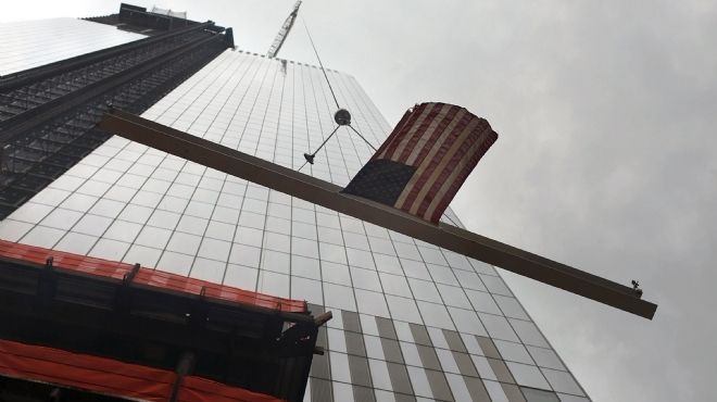  تركيب القمة المستدقة لأول أبراج مركز التجارة العالمي الجديد بنيويورك 