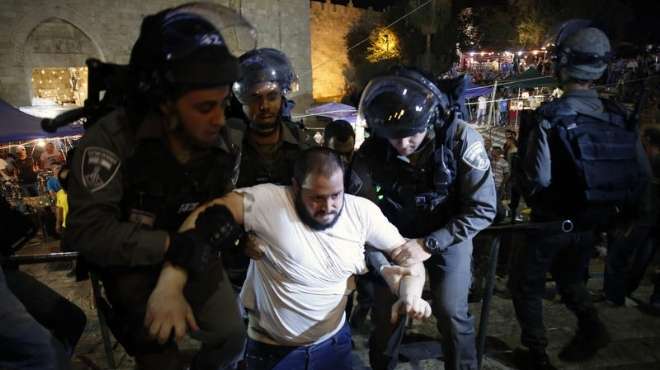 اعتقال فلسطينيين في نابلس بتهمة حيازة 