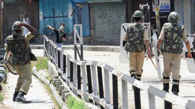 مقتل جنديين و4 متمردين في إقليم كشمير بالهند