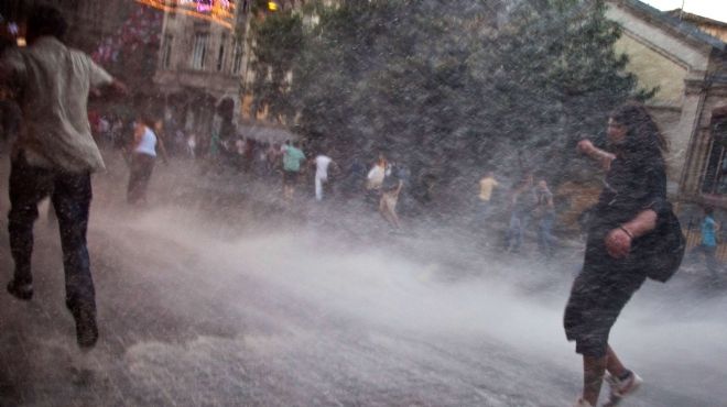  الشرطة التركية تطلق الغاز على متظاهرين قاموا برشقها بالحجارة في سيدي بوزيد