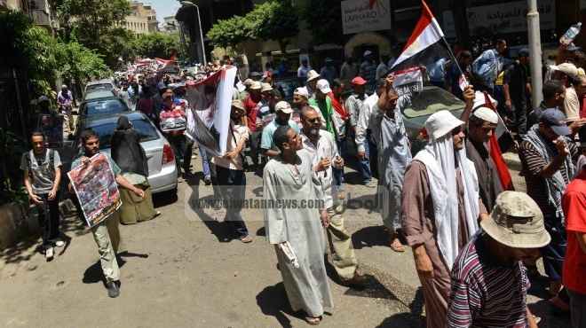  تجمع العشرات من أنصار المعزول بشارع الطيران للعودة إلى رابعة مرة أخرى 