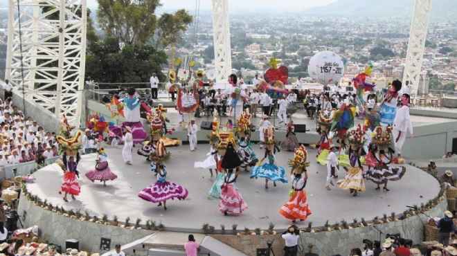 بالصور| آلاف المكسيكيين يحتفلون بمهرجان 
