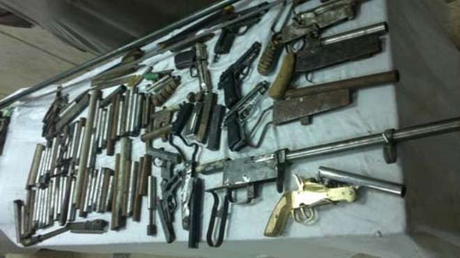  ضبط 15 قطعة سلاح وورشة تصنيع محلي و20 قضية مخدرات في أسيوط 