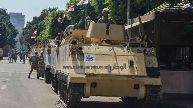  الجيش يعلن الطوارئ بمداخل القاهرة.. وتكثيف التواجد أمام المنشآت العسكرية 