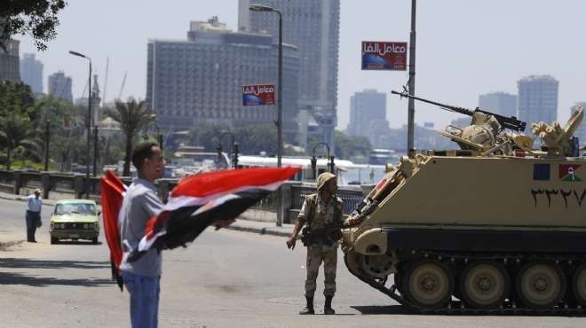  مدرعات الجيش تغلق كوبري قصر النيل بالكامل 