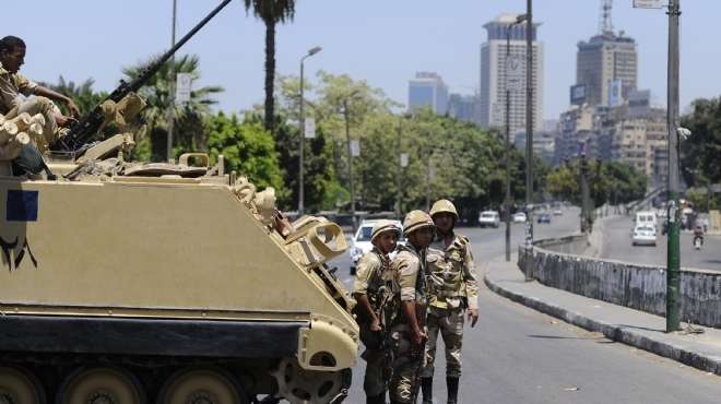  قوات الجيش تغلق كوبري قصر النيل في الاتجاهين بالمدرعات 