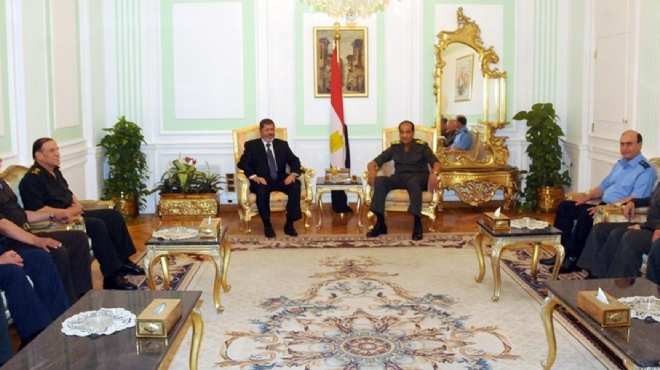 الصلاحيات المنقوصة تضع «مرسى» إلى يمين «المشير» فى «كوشة الرئاسة» 