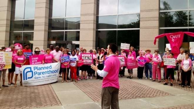  مسيرة تضامنية ضد مشروع قانون مثير للجدل حول الإجهاض في نورث كارولينا