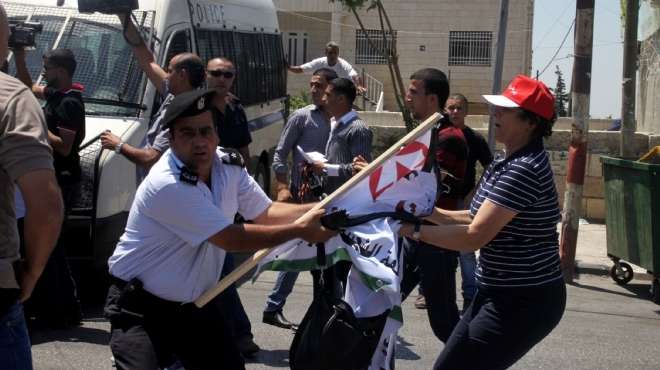  مواجهات بالأيدي بين الشرطة الفلسطينية ومتظاهرين معارضين لعودة المفاوضات مع إسرائيل 