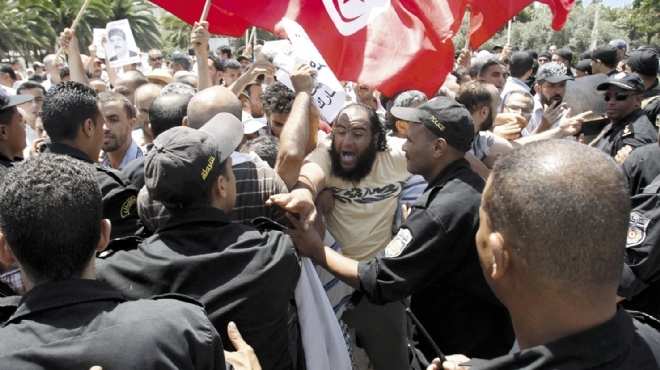 الشرطة التونسية تعنف صحفيا وناشطا حقوقيا خلال مظاهرة للمعارضة
