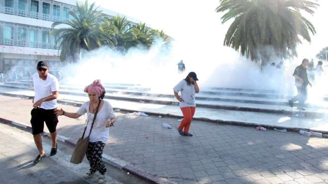 الشرطة التونسية تطلق قنابل الغاز لتفريق محتجين هاجموا مقر محافظة الكاف