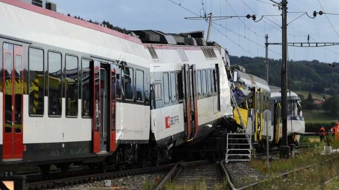 بالصور| 35 جريحا في حادث اصطدام قطارين في سويسرا