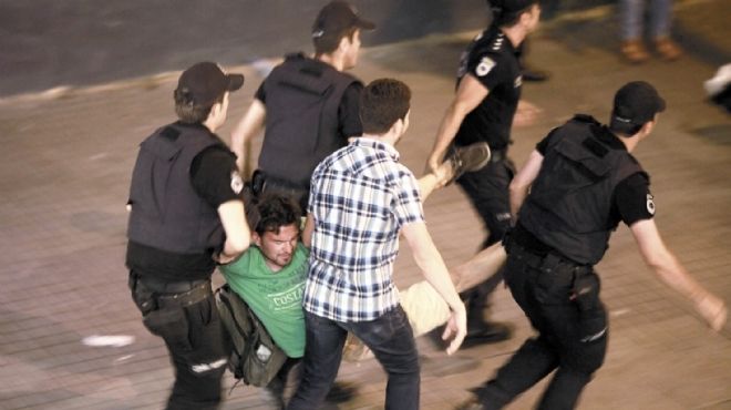 الشرطة التركية تضرب الصائمين بالغاز فى حديقة «جيزى»