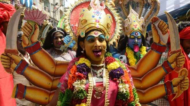 بالصور| الألوان الصاخبة تتألق في احتفالات الهندوس بمهرجان 