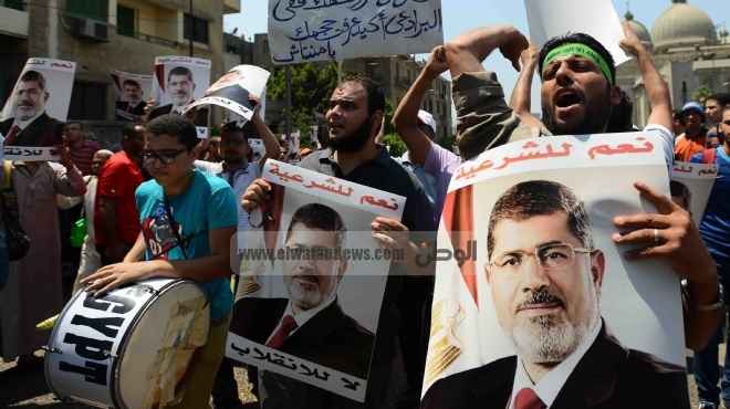 مظاهرة لأنصار مرسي في ميدان الساعة.. والجيش يغلق الطريق بالسلك الشائك 