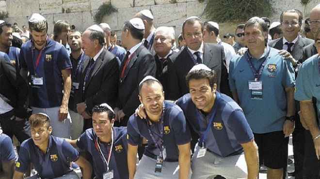  «الكيباه» اليهودى تثير ضجة العرب تجاه لاعبى برشلونة 