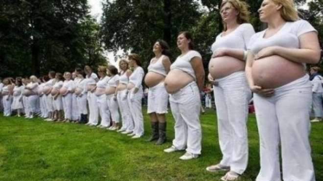  حوامل يتظاهرن ببطون عارية في تركيا رفضًا لإلزامهن البيوت أثناء الحمل 