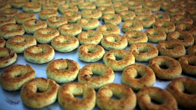 بالصور| الكعك يزين موائد أهل غزة في العيد