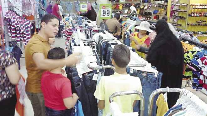  «زنانيرى»: موسم العيد فشل فى إنقاذ سوق الملابس الجاهزة من الركود و70% من البضائع مكدسة بالمخازن 