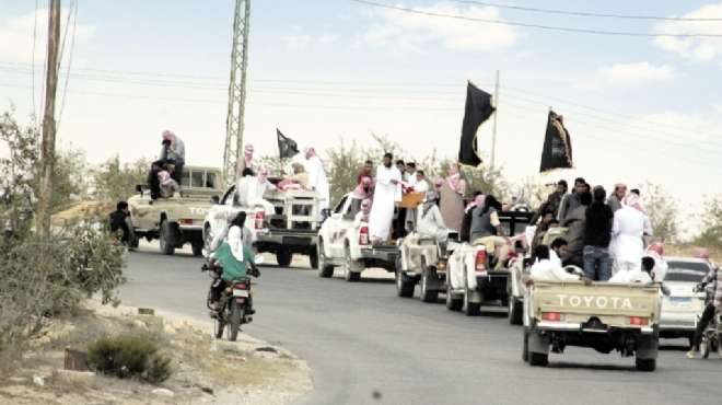 سيناء : المئات يشيعون جنازة الجهاديين الأربعة بأعلام «تنظيم القاعدة » .. والجيش : طائرتان مصريتان نفذتا الهجوم