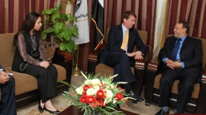 السفير البريطاني يلتقي العريان ويناقش مساعدات اقتصادية محتملة لمصر 