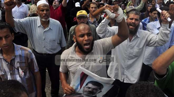أنصار المعزول ينطلقون في مسيرة من أمام مسجد 