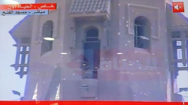  الأمن المركزي يفرض كردونا أمنيا لتسهيل دخول قوات العمليات الخاصة مسجد الفتح 