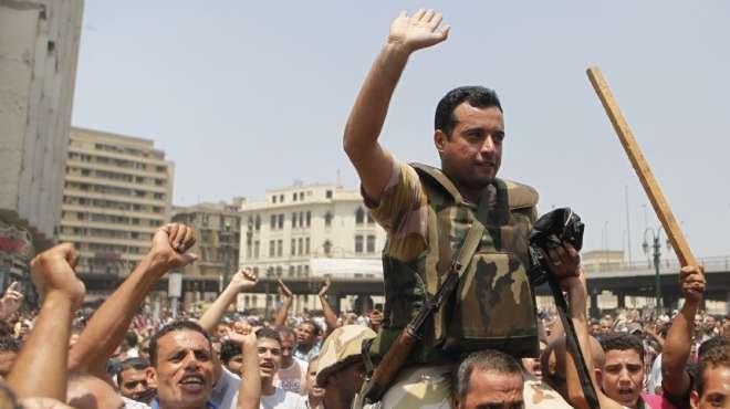 مساعد قائد المنطقة العسكرية يغادر مسجد 