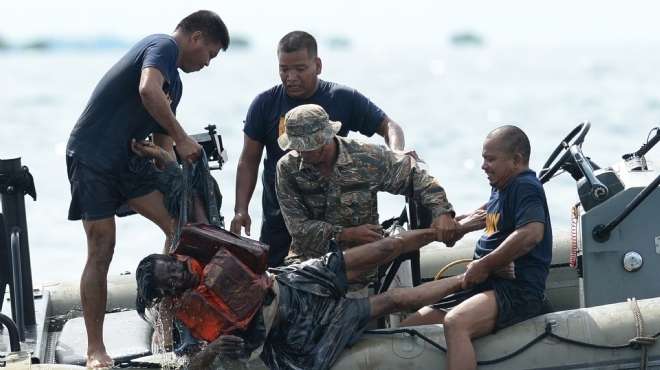  بالصور| فرق الإنقاذ تواصل البحث عن ناجين بعد غرق عبارة في الفلبين 