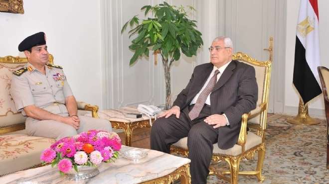 عدلي منصور يبحث الأوضاع الأمنية في سيناء مع وزيري الدفاع والداخلية 