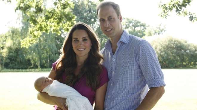  بالصور| أول صورة رسمية للعائلة الملكية مع المولود 