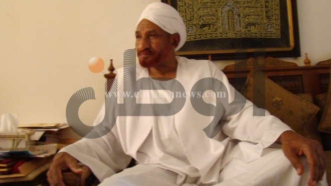 زعيم حزب الأمة السوداني يصل القاهرة