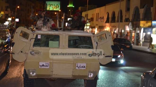 الجيش يحبط تهريب 15 بندقية خرطوش و15 كيلو حشيش أثناء تهريبهم بالسلوم من ليبيا إلى مصر