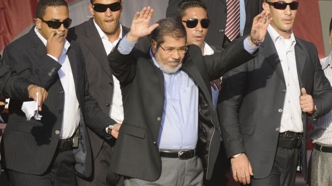 قنا تستقبل «مرسى» بالمظاهرات.. والرئيس «يأسف» لأحداث دهشور ويعتذر عن أزمة الكهرباء والمياه