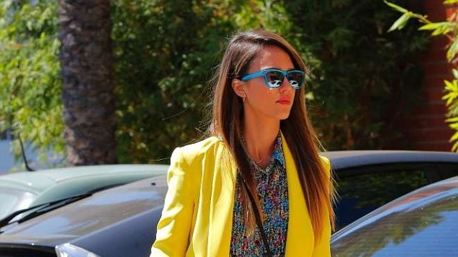  بالصور| جيسيكا ألبا تخرج بالملابس الصيفية الملونة في ولاية كاليفورنيا 