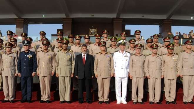 الموندو الأسبانية: مرسي يستلم السلطة مُحاطاً بالعسكر في مشهد دراماتيكي 