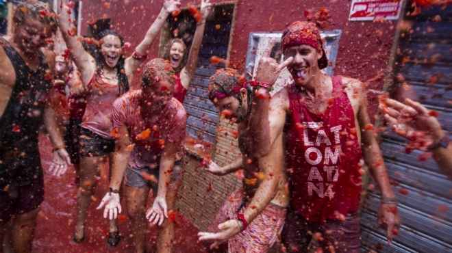 بالصور| الإسبان يحتفلون بمهرجان الطماطم في فالنسيا 
