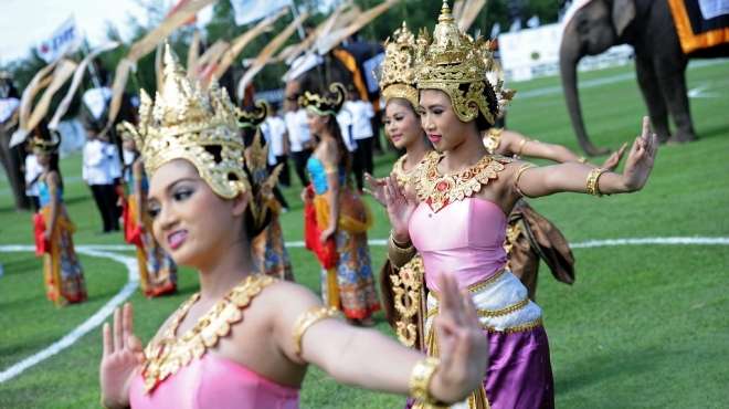 بالصور| رقصات تايلاندية تقليدية في افتتاح بطولة البولو للأفيال