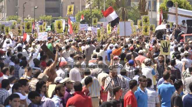 مسيرة لأنصار الرئيس المعزول في شارع محي الدين أبو العز بالدقي 