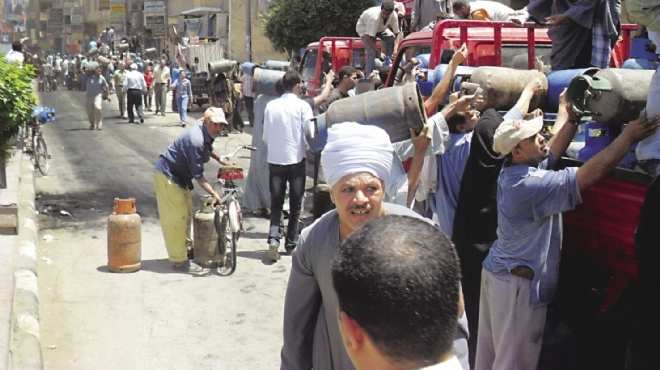 سقوط سيارة محملة باسطوانات البوتاجاز من على معدية بالنيل في سوهاج