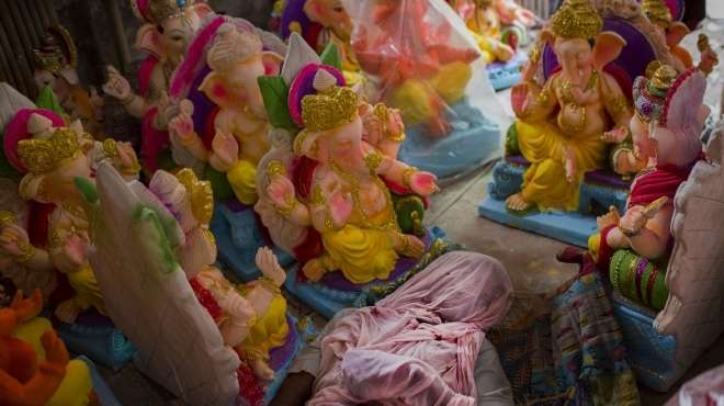  بالصور| الهندوس يحتفلون بالولادة الجديدة لـ
