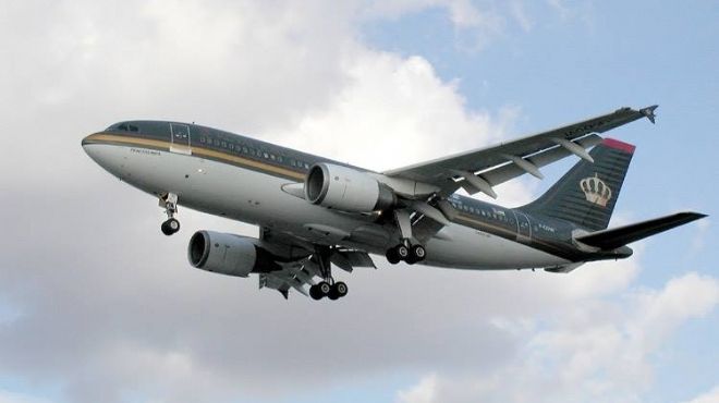 الإمارات تحتجز 12 راكبا للتحقيق في محاولة إشعال نيران في رحلة جوية
