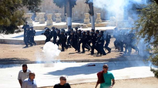  الشرطة الإسرائيلية تقتحم ساحات المسجد الأقصى وتعتدي على المرابطين به